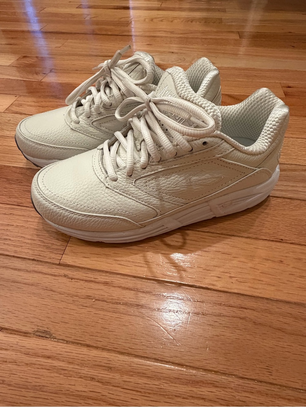 EUC Brooks Addiction Walker Women's Off-White Tumbled Leather Sneakers
